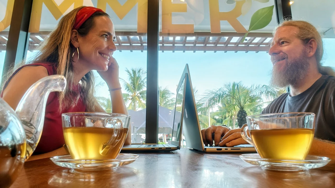 Malou en Mark werken tegenover elkaar aan Votur, ergens in Azi&euml;